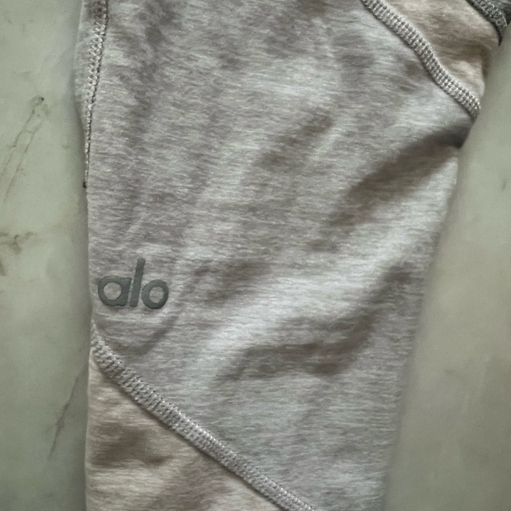 ALO Yoga Gray and Cream Leggings with Modern Colorblock Design A038 - Picture 5 of 6